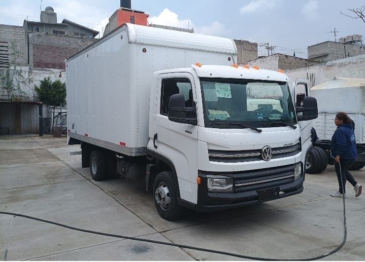 Camión de caja blanca TL
